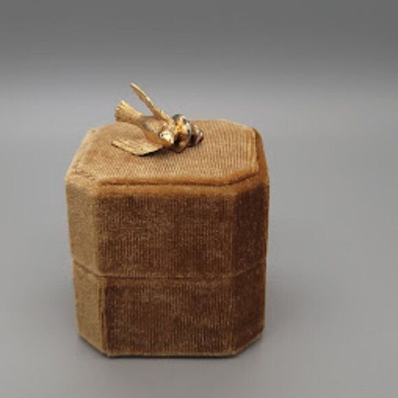 AVON Vintage Gold Tone Bird Pin - Picture 3 of 6